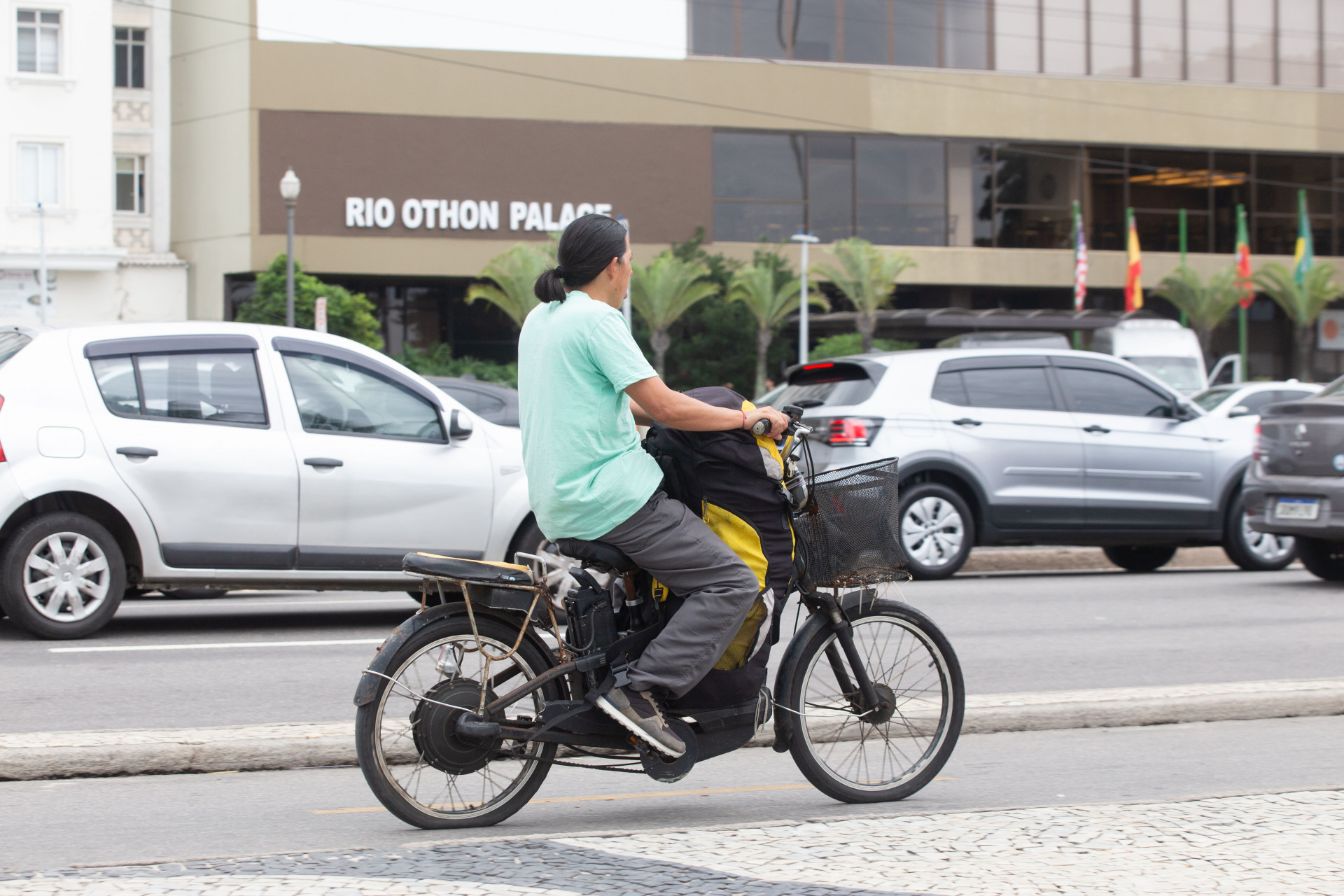 Movimenta&ccedil;&atilde;o de motos e bicicletas el&eacute;tricas em Copacabana, zona sul do Rio, na tarde desta sexta-feira (10) - &Eacute;rica Martin/Ag&ecirc;ncia O Dia
