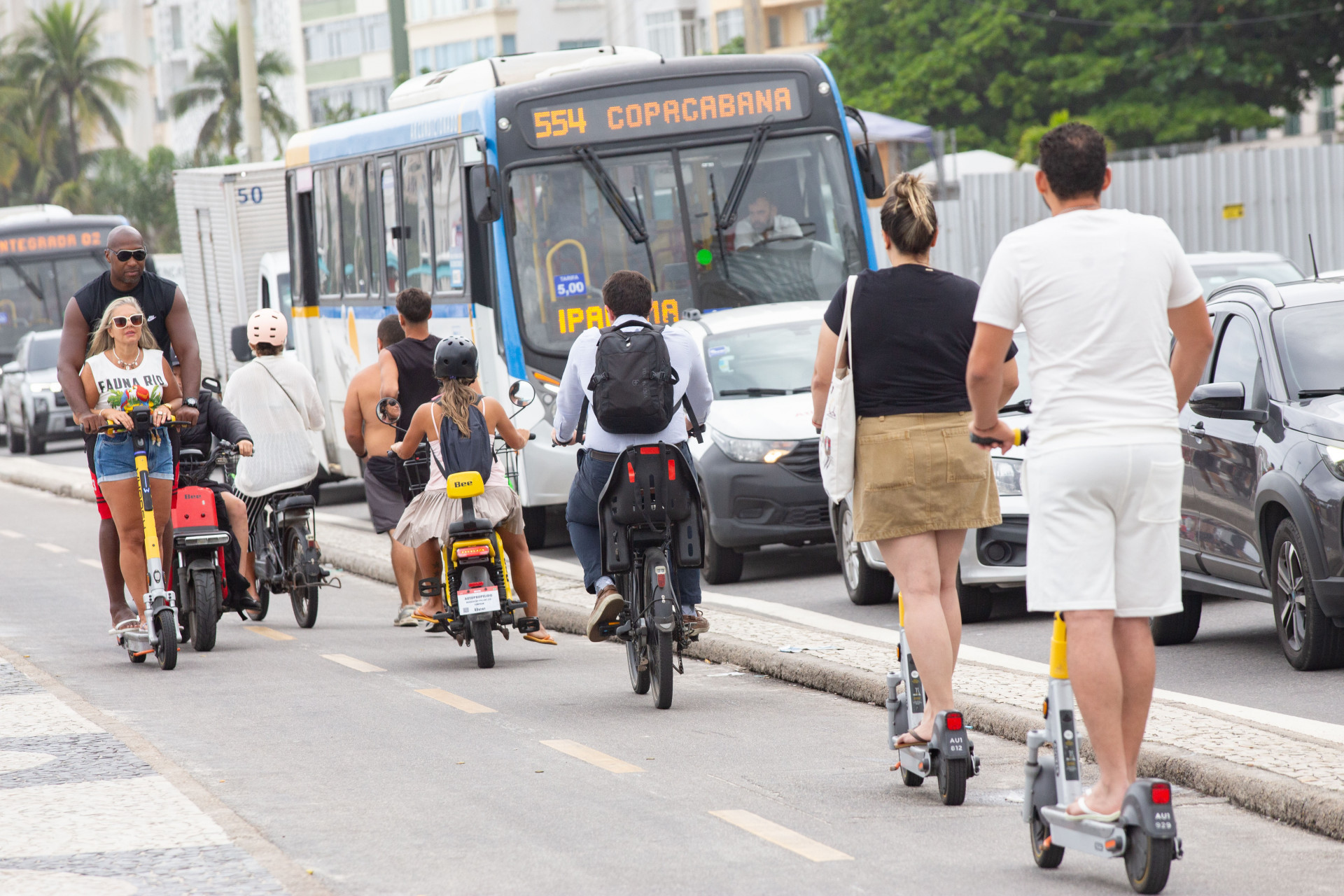 Movimenta&ccedil;&atilde;o de motos e bicicletas el&eacute;tricas em Copacabana, zona sul do Rio, na tarde desta sexta-feira (10) - &Eacute;rica Martin/Ag&ecirc;ncia O Dia