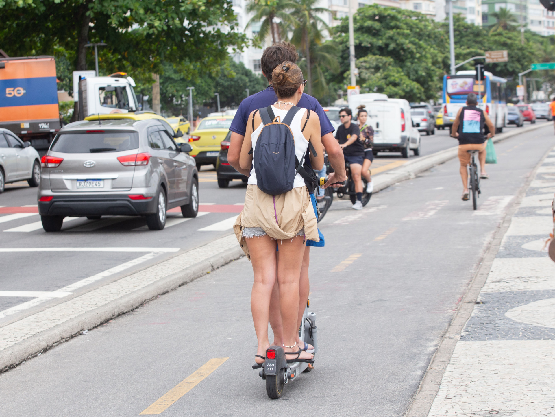 Movimenta&ccedil;&atilde;o de motos e bicicletas el&eacute;tricas em Copacabana, zona sul do Rio, na tarde desta sexta-feira (10) - &Eacute;rica Martin/Ag&ecirc;ncia O Dia