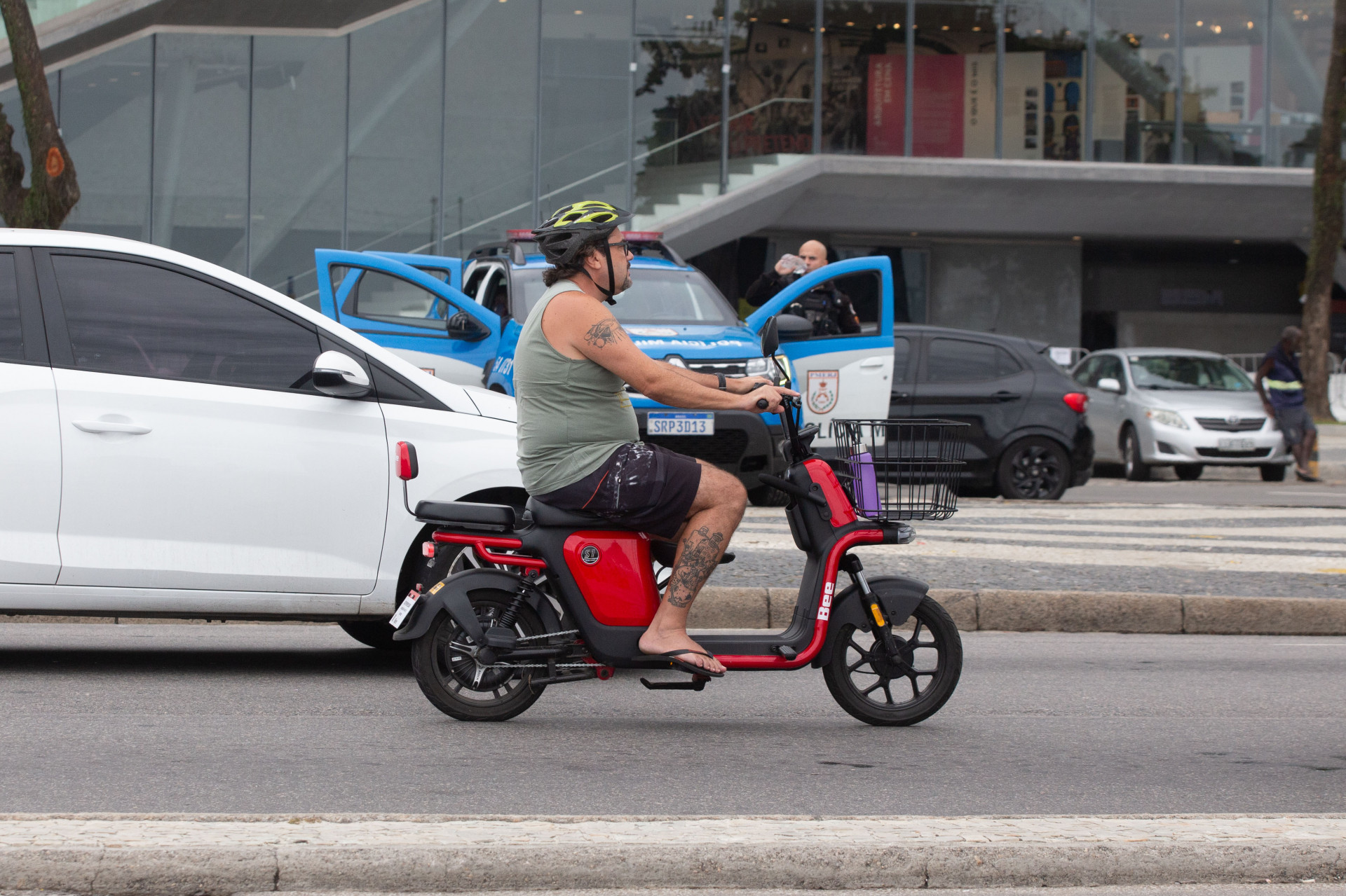 Movimenta&ccedil;&atilde;o de motos e bicicletas el&eacute;tricas em Copacabana, zona sul do Rio, na tarde desta sexta-feira (10) - &Eacute;rica Martin/Ag&ecirc;ncia O Dia
