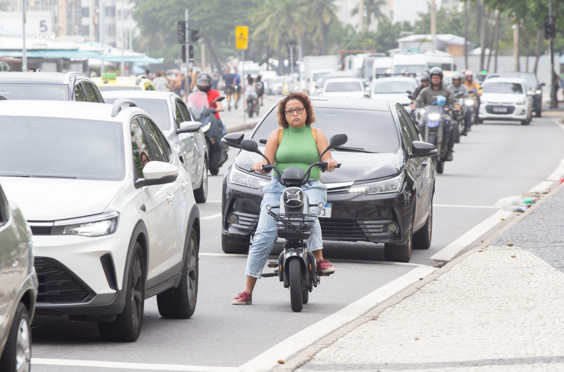 Movimenta&ccedil;&atilde;o de motos e bicicletas el&eacute;tricas em Copacabana, zona sul do Rio, na tarde desta sexta-feira (10) - &Eacute;rica Martin/Ag&ecirc;ncia O Dia