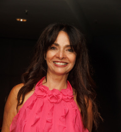 Claudia Ohana posa coladinha com namorado em evento