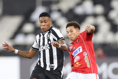 Caio Roque estreia como titular no Botafogo e tem atuação abaixo