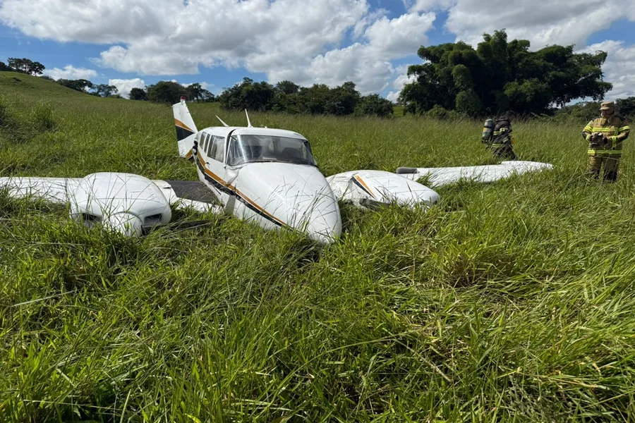 Avião de pequeno porte faz pouso de emergência em área rural de Goiás