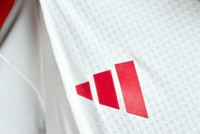 Adidas apresenta nova camisa branca do Flamengo; veja imagens