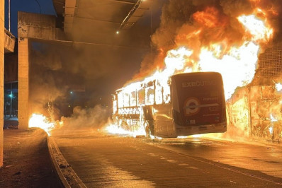 Incêndio destrói ônibus e causa transtornos no trânsito da Avenida Brasil