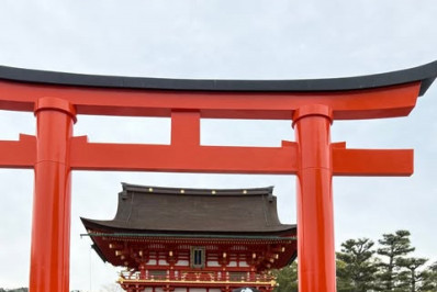 Juliana Paes visita templo tradicional no Japão durante viagem com o marido