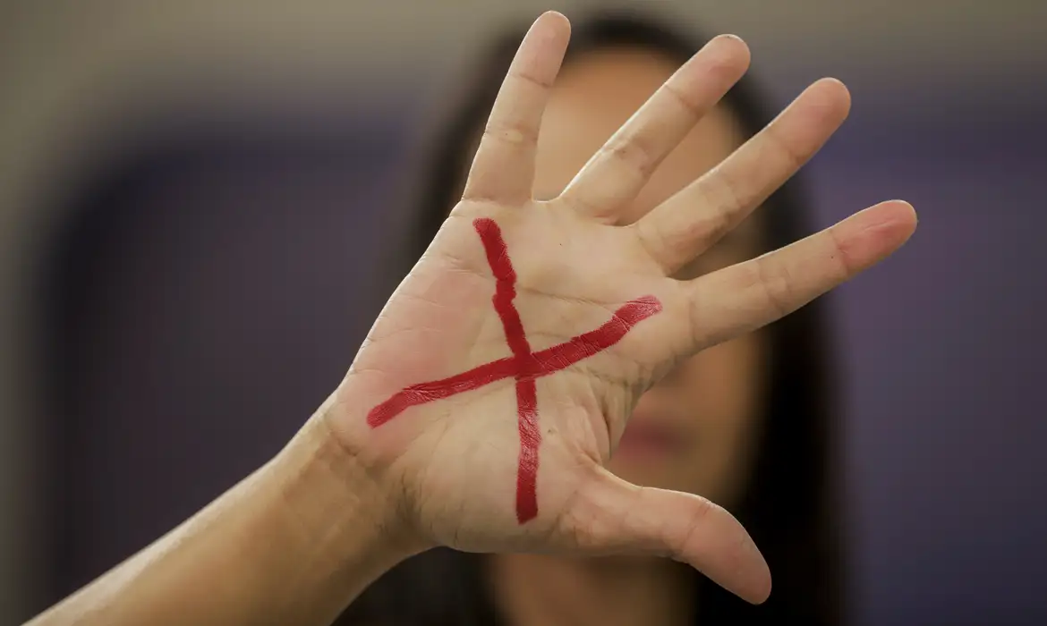 Leis que ampliam combate à violência contra as mulheres são publicadas no Diário Oficial