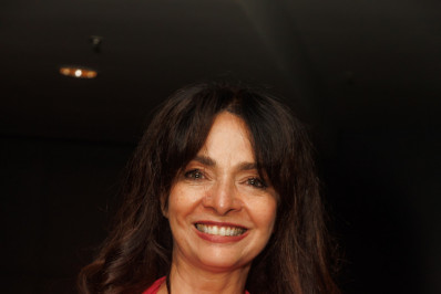 Claudia Ohana protagoniza momento raro ao posar com namorado em evento