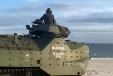 Batalhão de Viaturas Anfíbias realiza treinamento na Restinga de Maricá