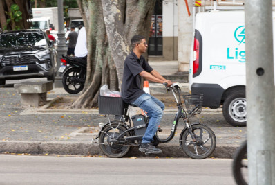Entregadores relatam medo e incertezas com novas normas para ciclomotores e bicicletas