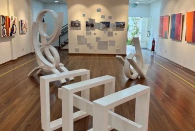 Arte abstrata ganha destaque em exposição no Palácio das Águias, em Cabo Frio