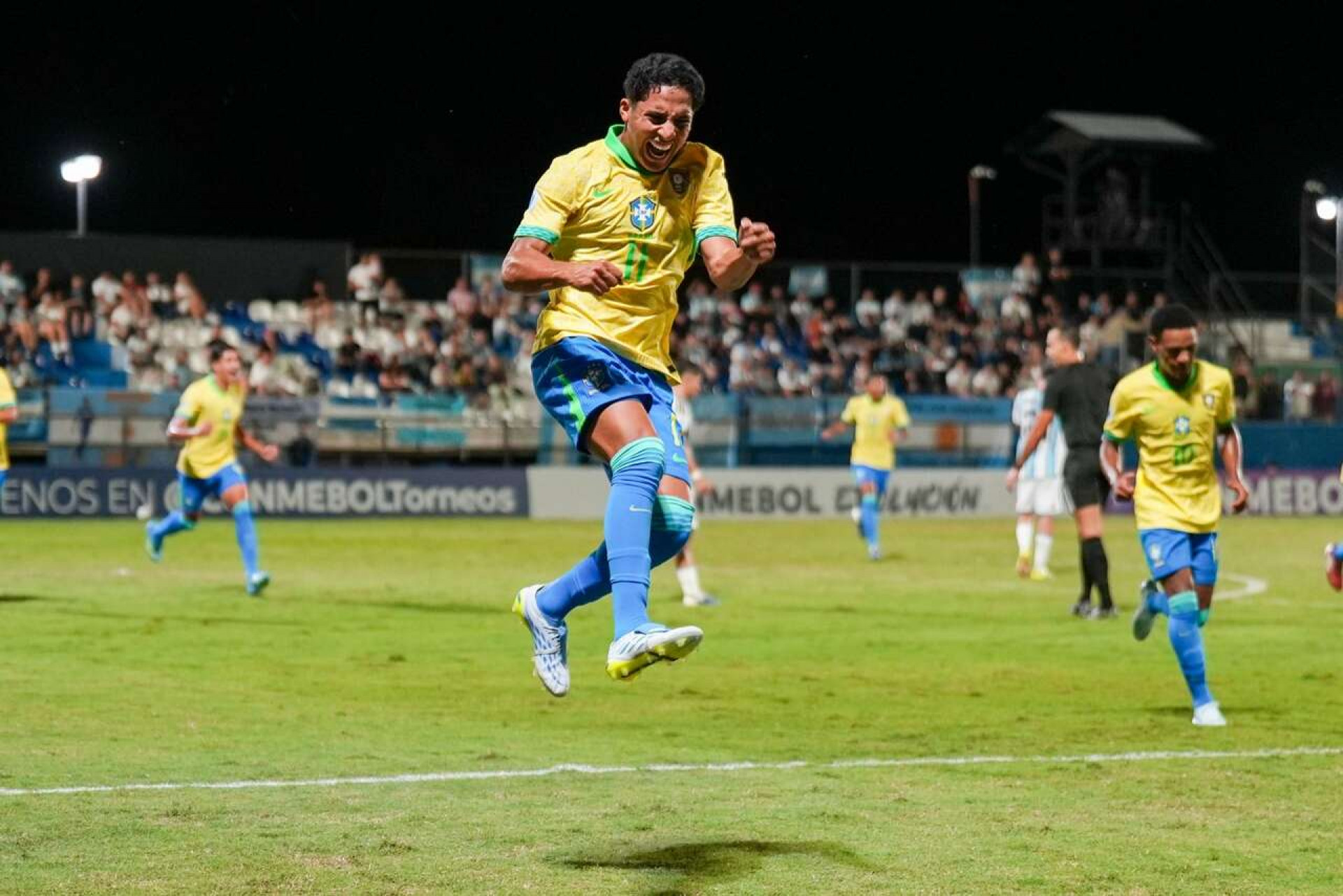 Em jogo com acusa&ccedil;&atilde;o de racismo, Brasil atropela Argentina e vai ao Mundial Sub-17