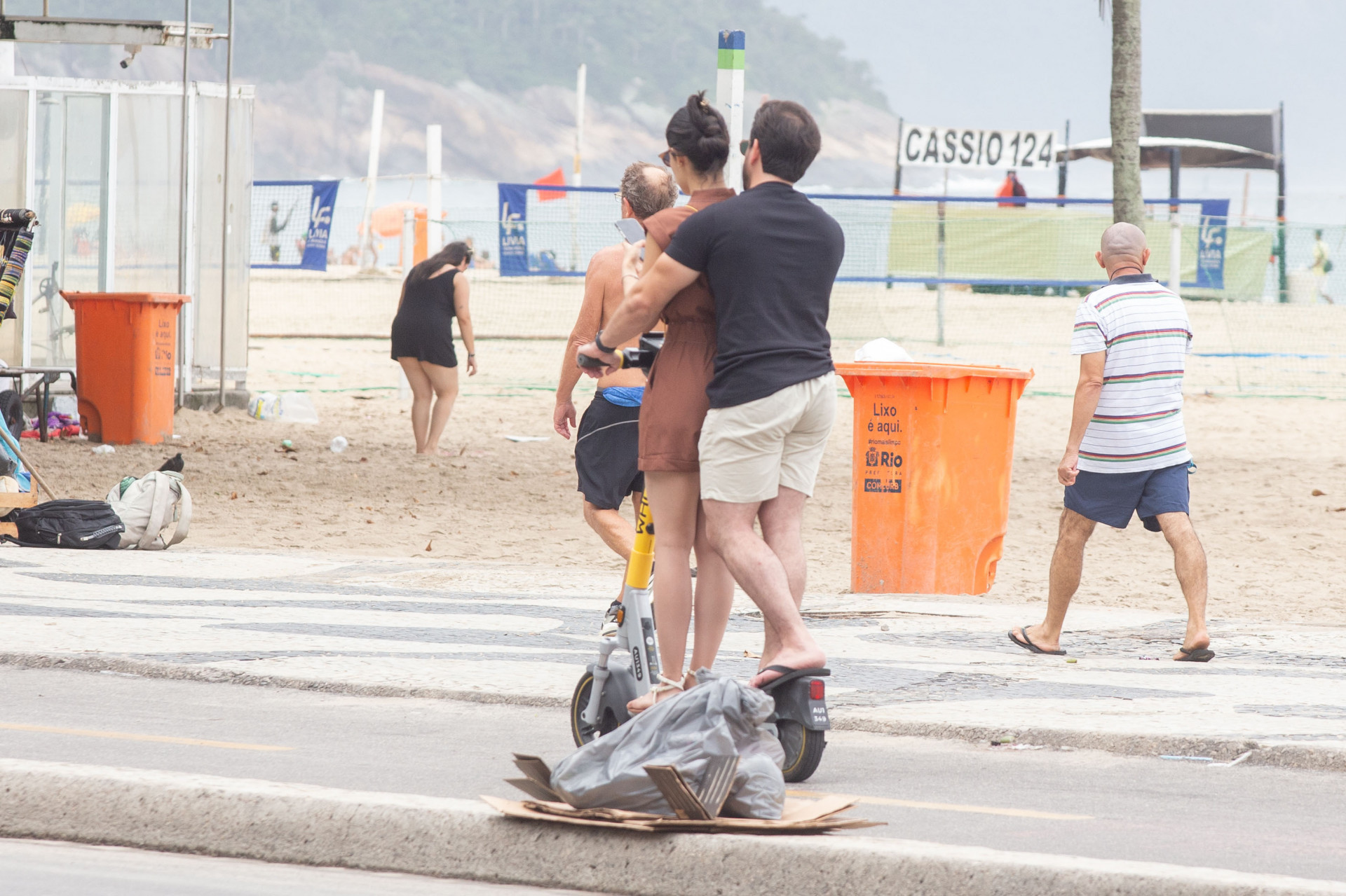 Movimenta&ccedil;&atilde;o de motos e bicicletas el&eacute;tricas em Copacabana, zona sul do Rio, na tarde desta sexta-feira (10) - &Eacute;rica Martin/Ag&ecirc;ncia O Dia