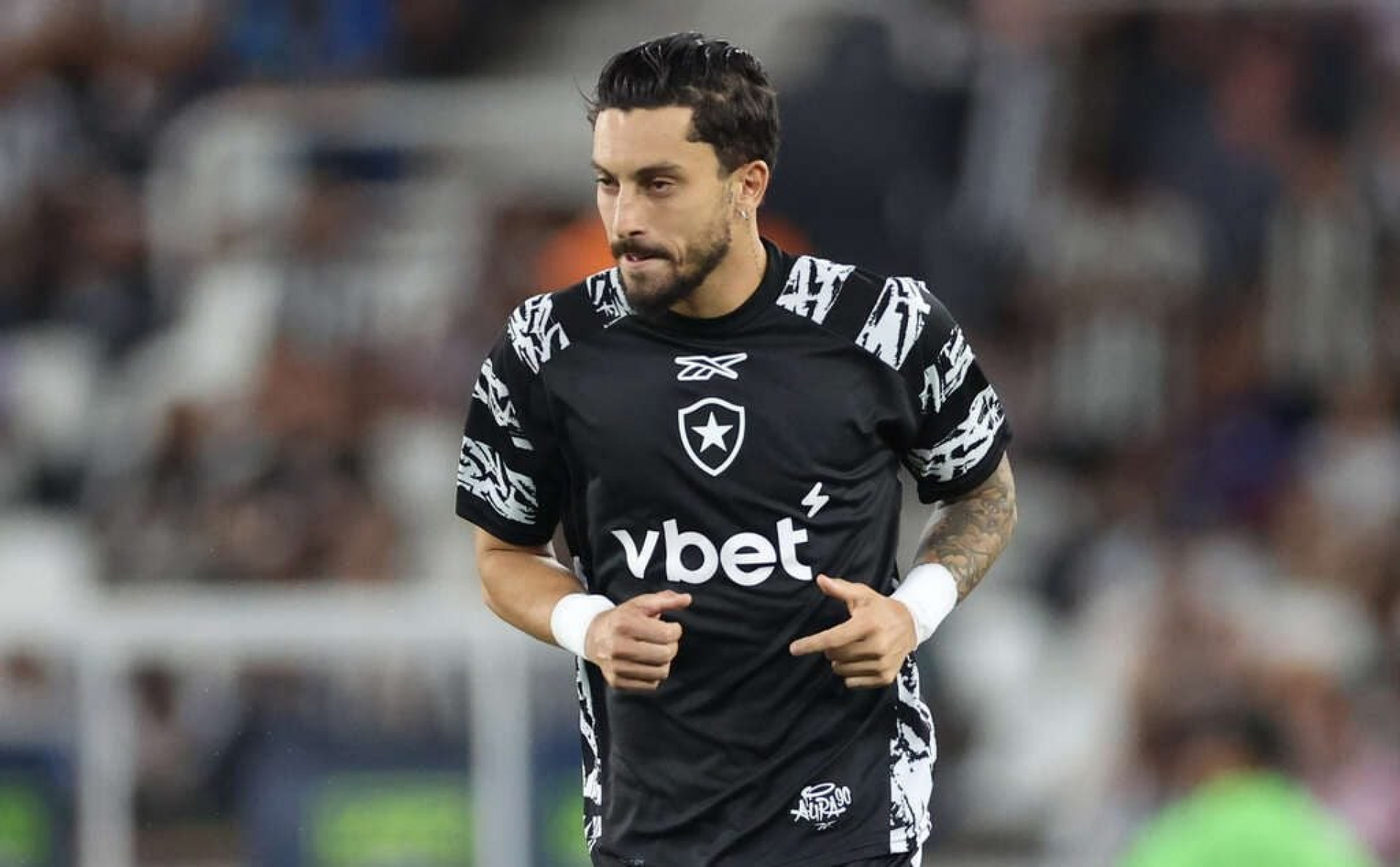 Alex Telles &eacute; d&uacute;vida para jogo do Botafogo contra o Coritiba