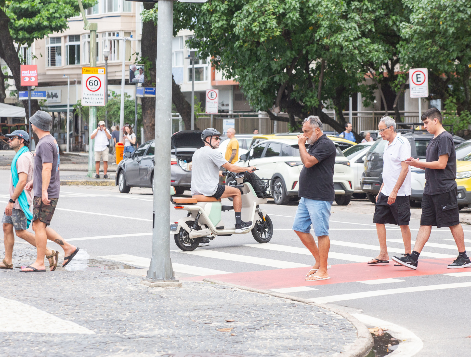 Movimenta&ccedil;&atilde;o de motos e bicicletas el&eacute;tricas em Copacabana, zona sul do Rio, na tarde desta sexta-feira (10) - &Eacute;rica Martin/Ag&ecirc;ncia O Dia