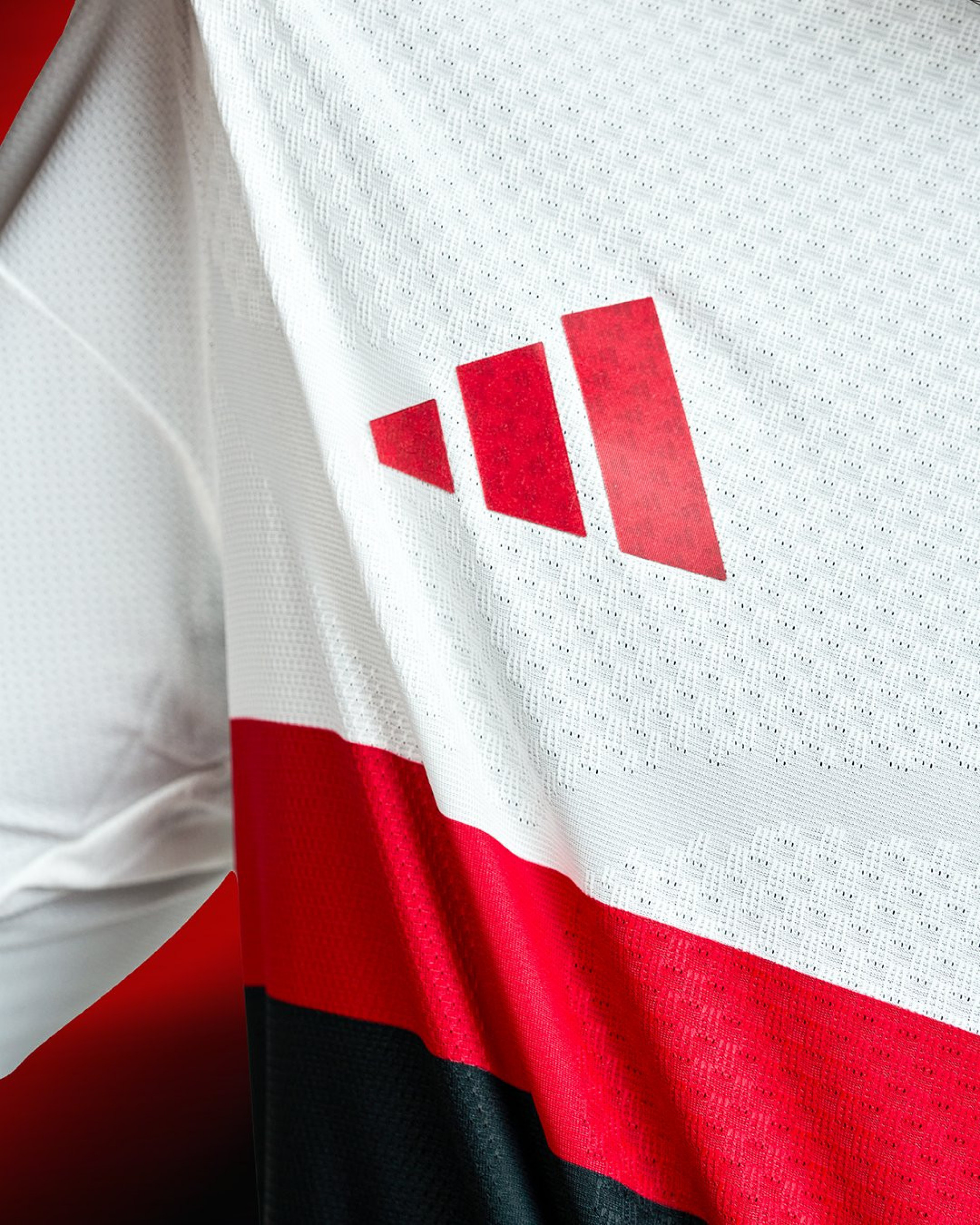 Nova camisa branca do Flamengo tem detalhes em vermelho e listras rubro-negras - Divulgação/Adidas