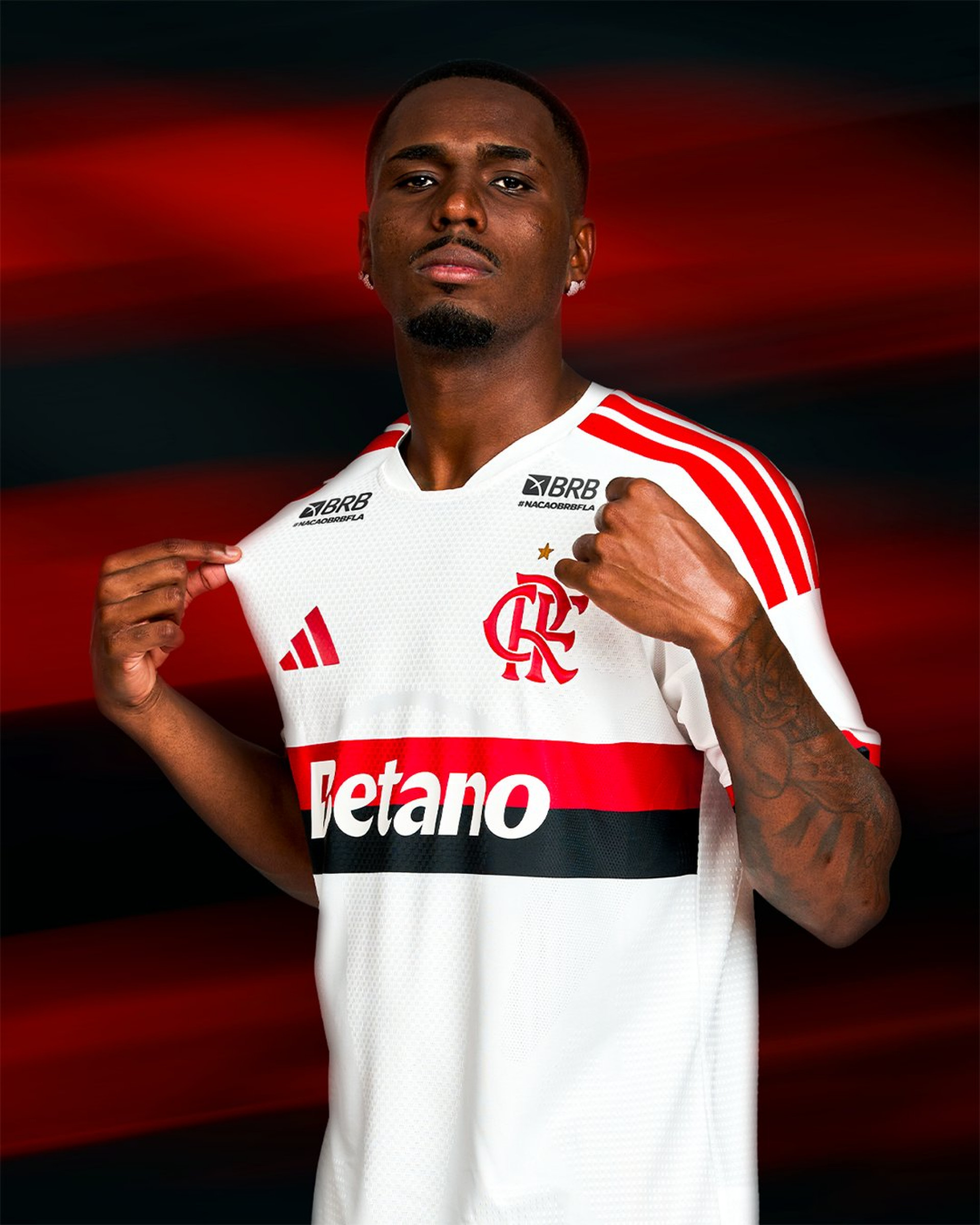 Nova camisa branca do Flamengo tem detalhes em vermelho e listras rubro-negras - Divulgação/Adidas
