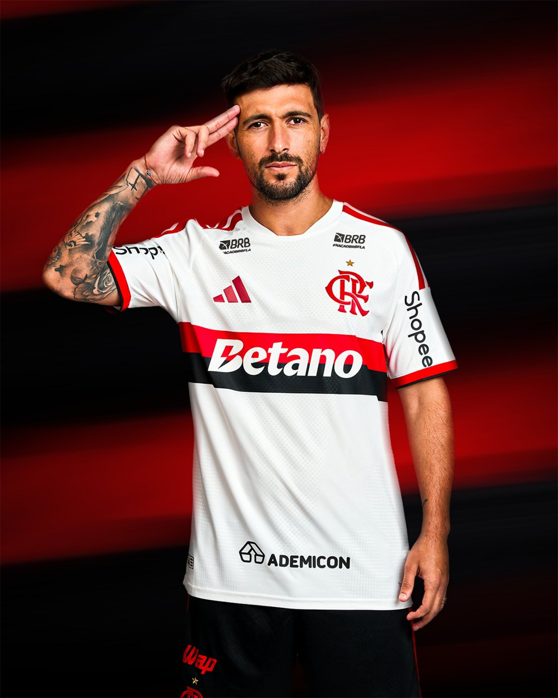 Nova camisa branca do Flamengo tem detalhes em vermelho e listras rubro-negras - Divulgação/Adidas