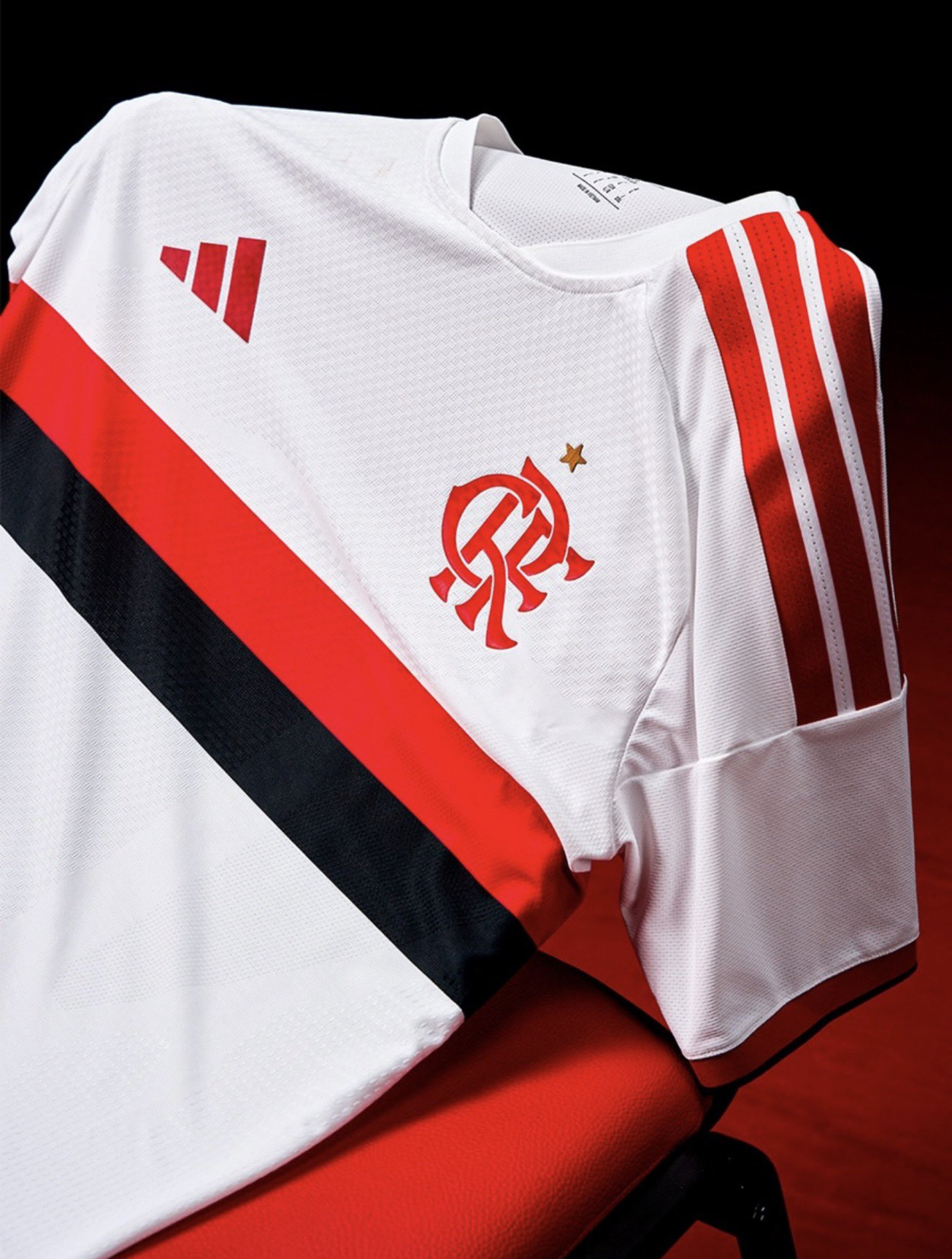 Nova camisa branca do Flamengo tem detalhes em vermelho e listras rubro-negras - Divulgação/Adidas