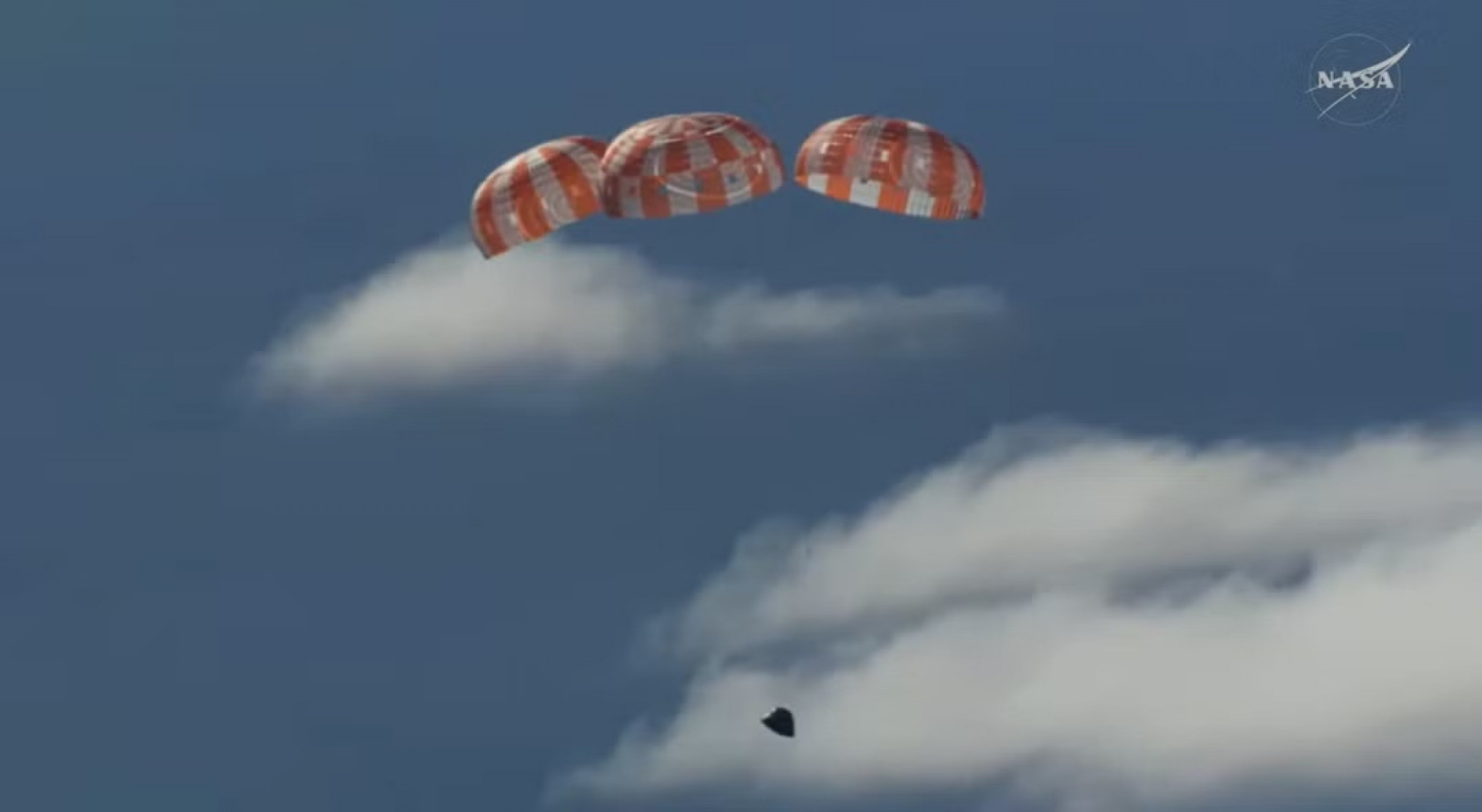 Tripula&ccedil;&atilde;o faz pouso no Oceano Pac&iacute;fico, pr&oacute;ximo a San Diego, Calif&oacute;rnia