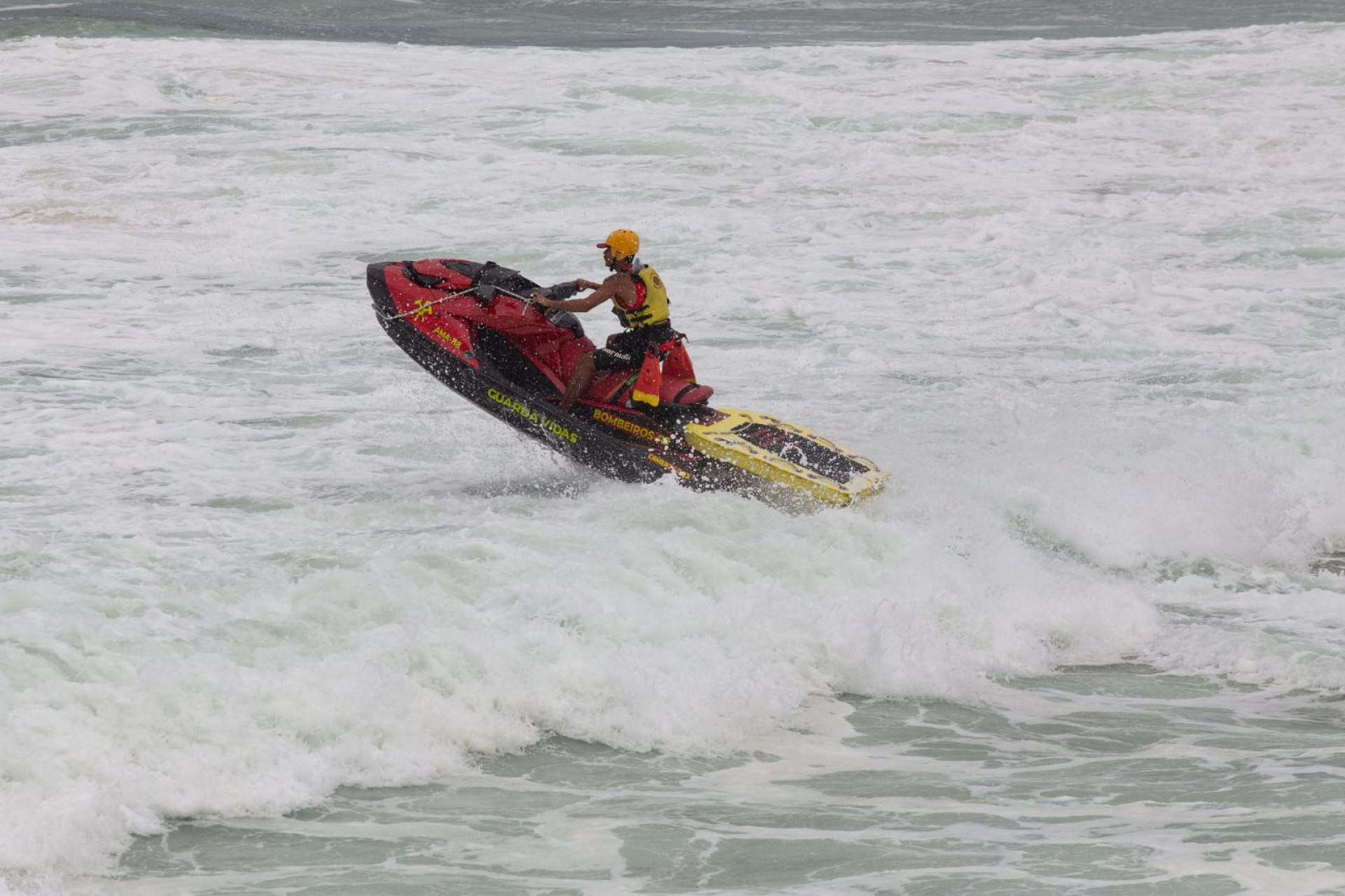 Movimentação de guarda-vidas na Praia do Leme nesta sexta-feira (10) - Érica Martin / Agência O Dia