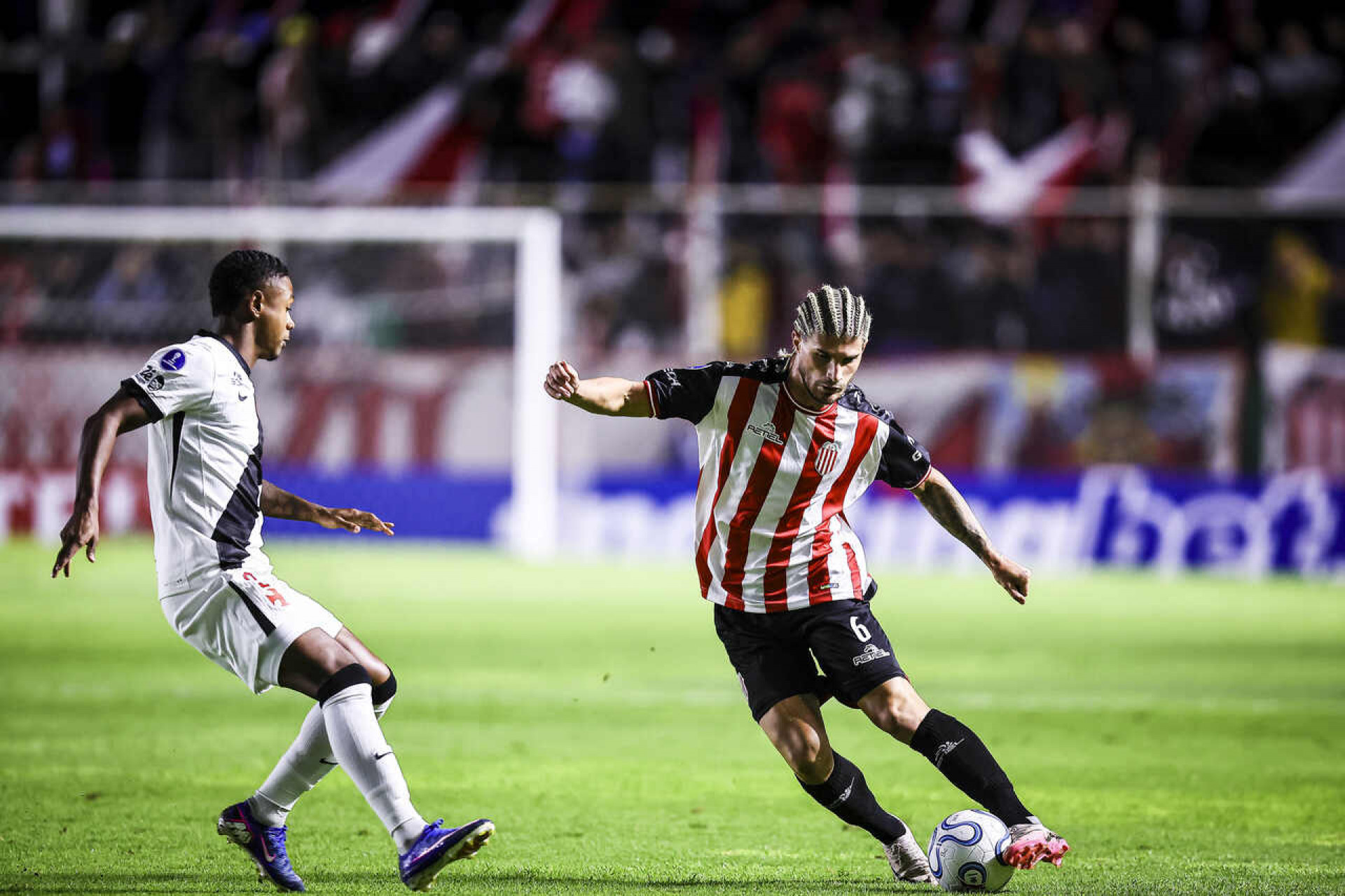 Conmebol abre processo contra Renato por falta em jogo na Argentina