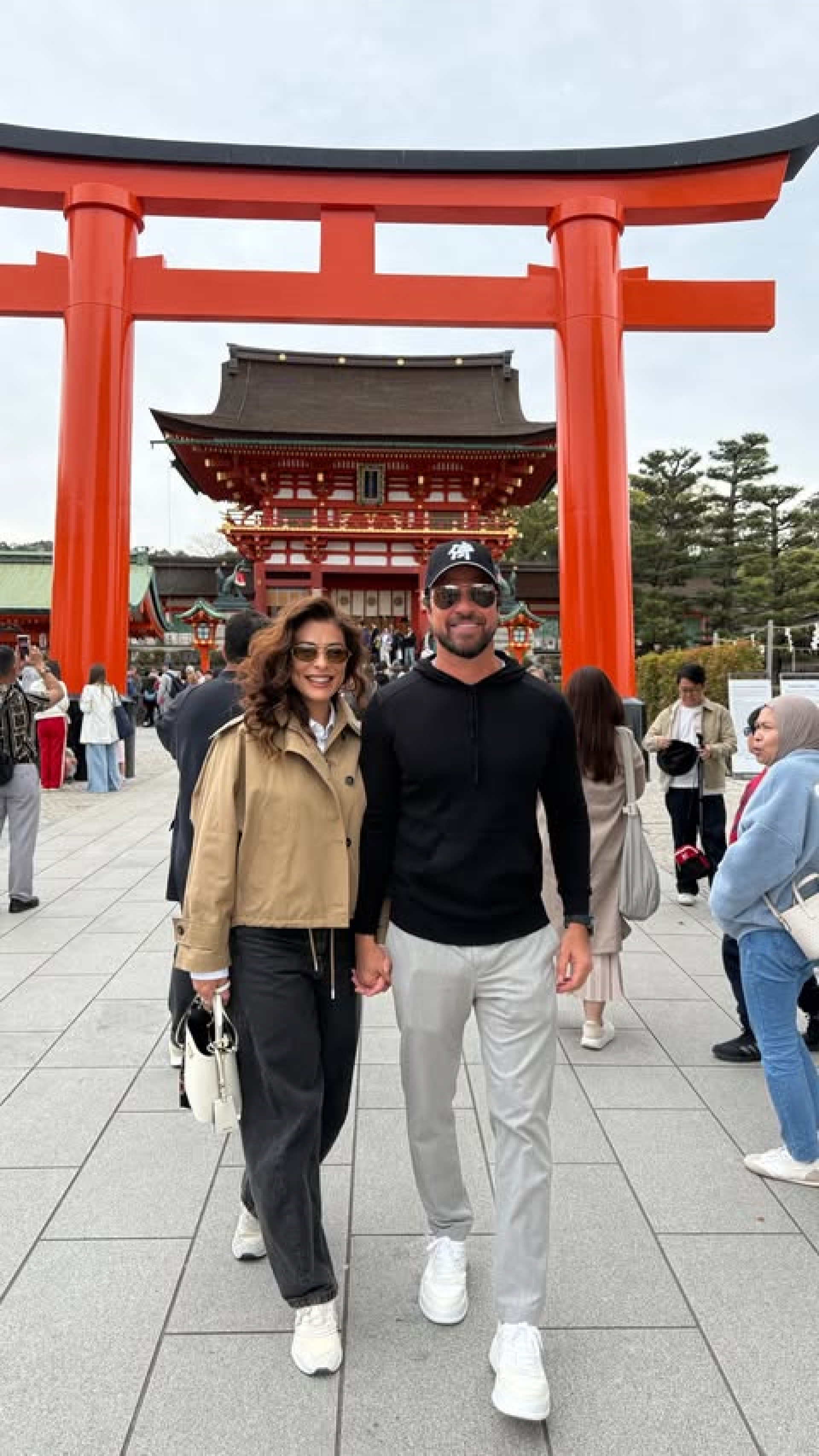 Juliana Paes visita templo tradicional no Japão durante viagem com o marido