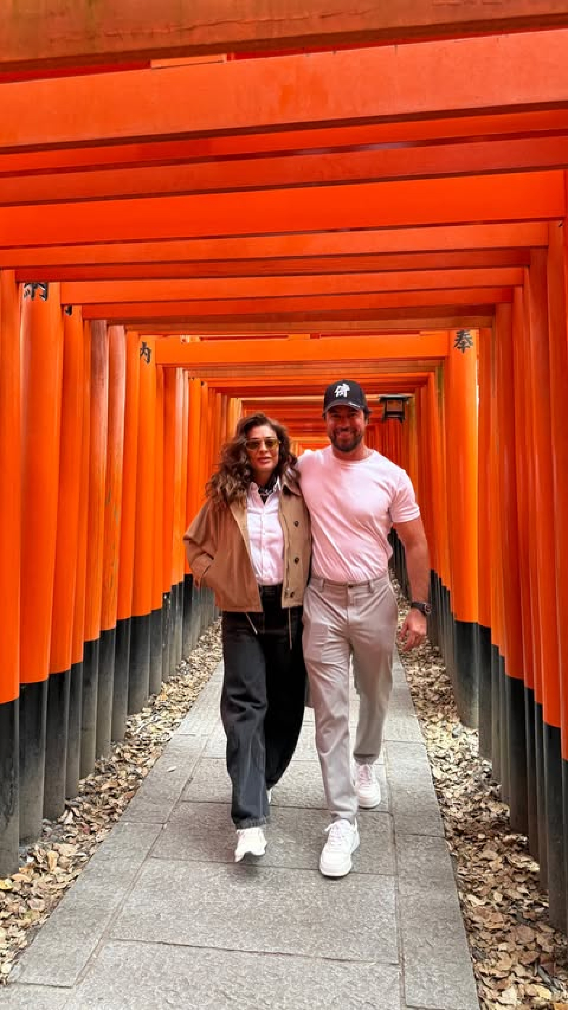 Juliana Paes visita templo tradicional no Japão durante viagem com o marido
