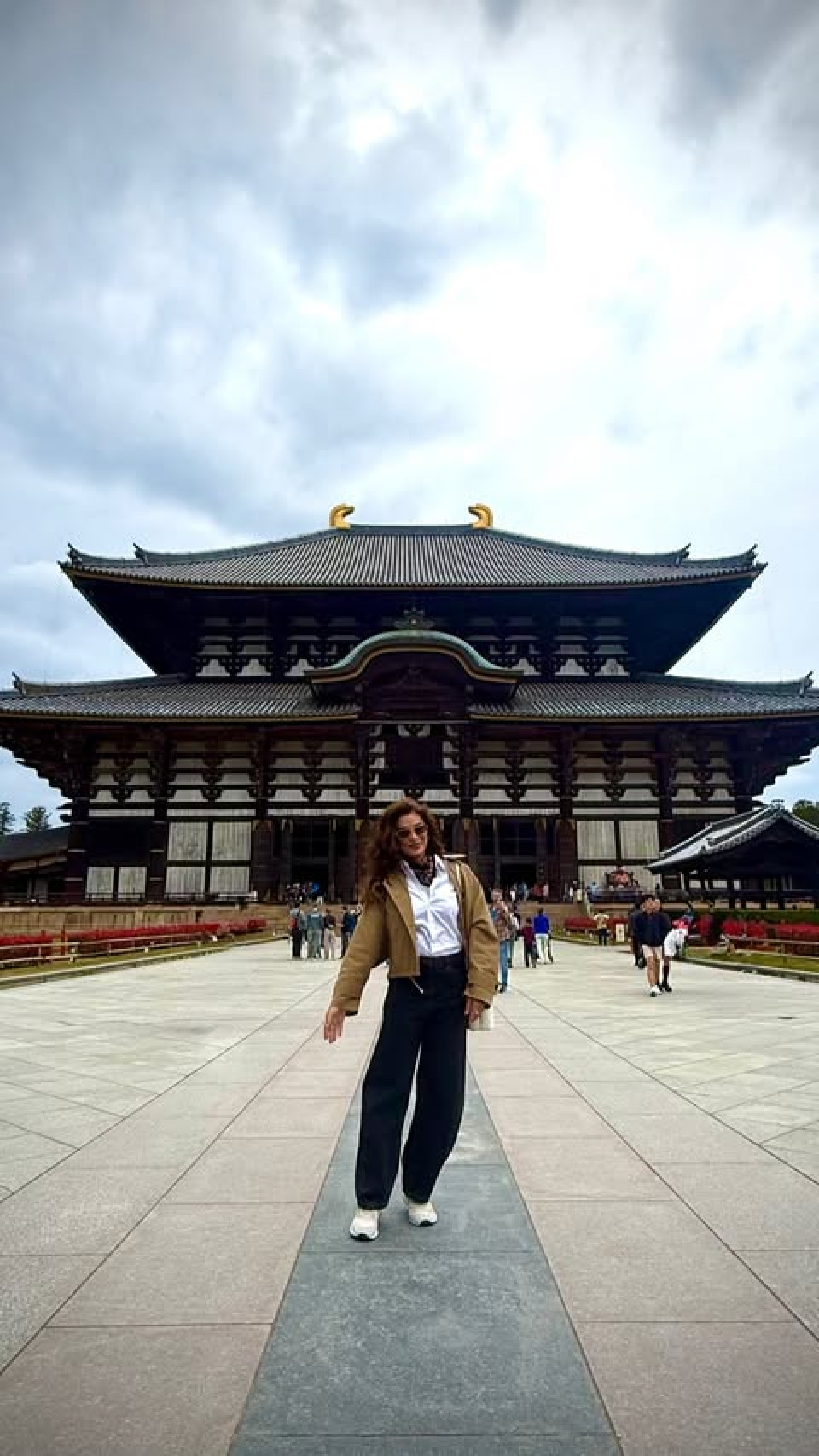 Juliana Paes visita templo tradicional no Japão durante viagem com o marido
