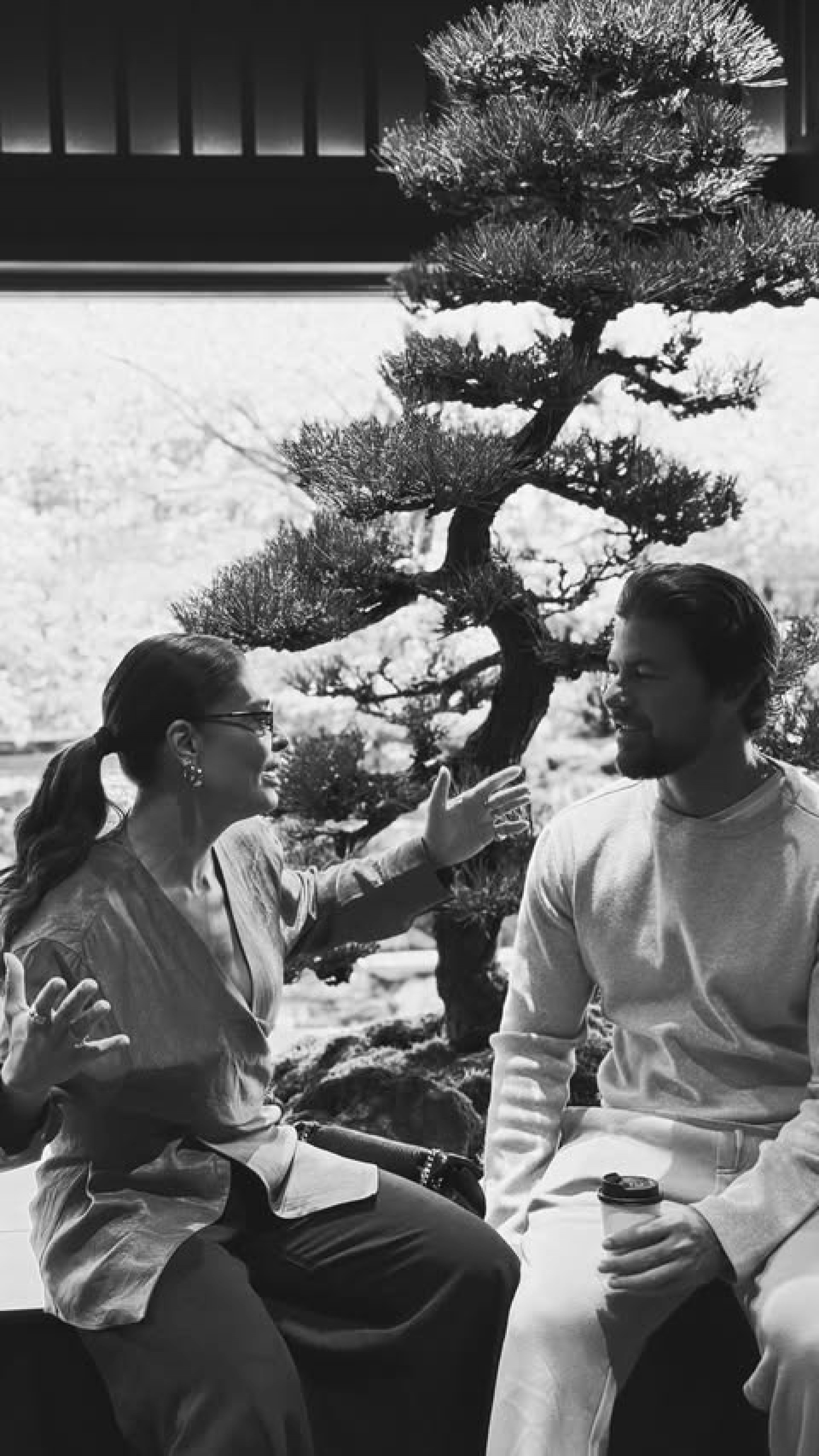 Juliana Paes visita templo tradicional no Japão durante viagem com o marido