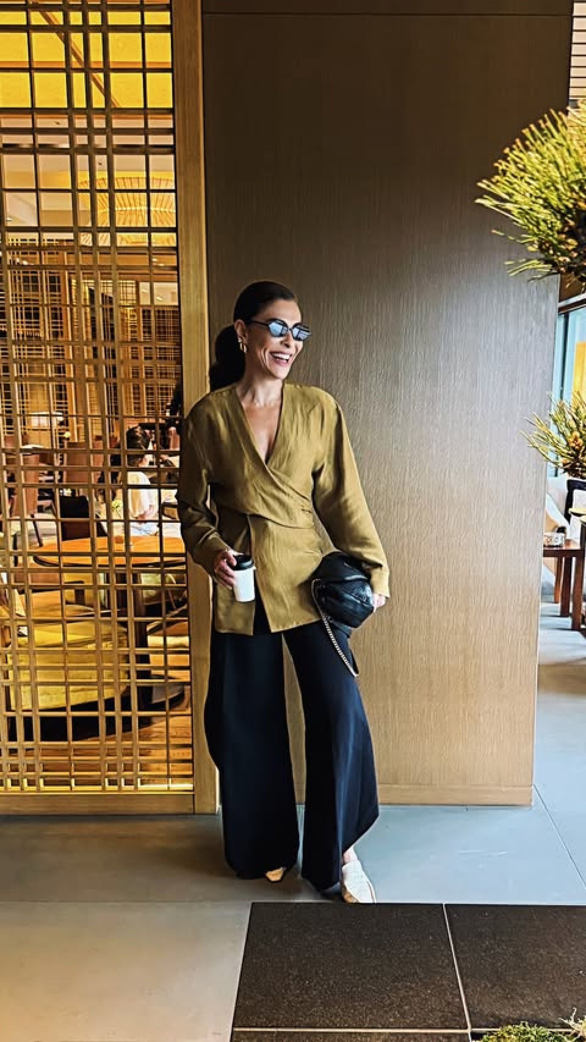 Juliana Paes visita templo tradicional no Japão durante viagem com o marido