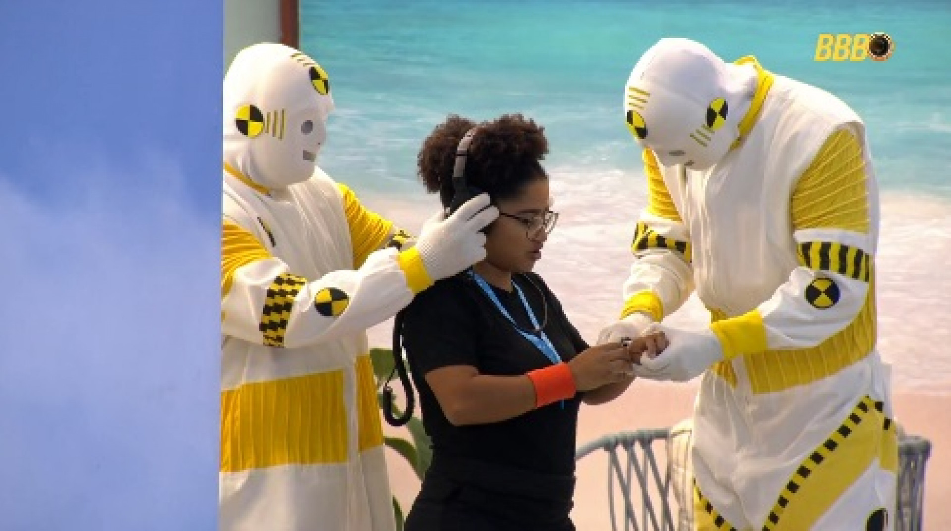 Milena recebeu fone de ouvido antes de contato com a mãe  - Reprodução de Vídeo