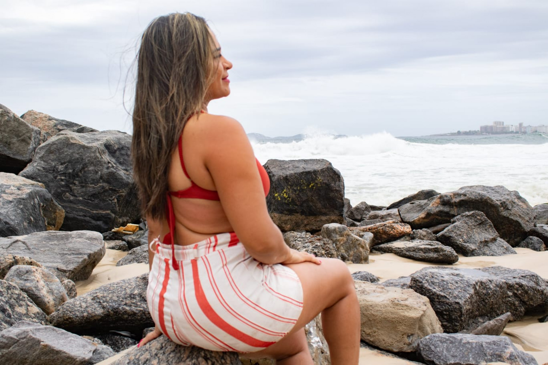 Vinda de Brasília, a psicóloga Milian Leite lamentou não poder nadar: 'Mar magnífico, mas perigoso' - Érica Martin / Agência O Dia