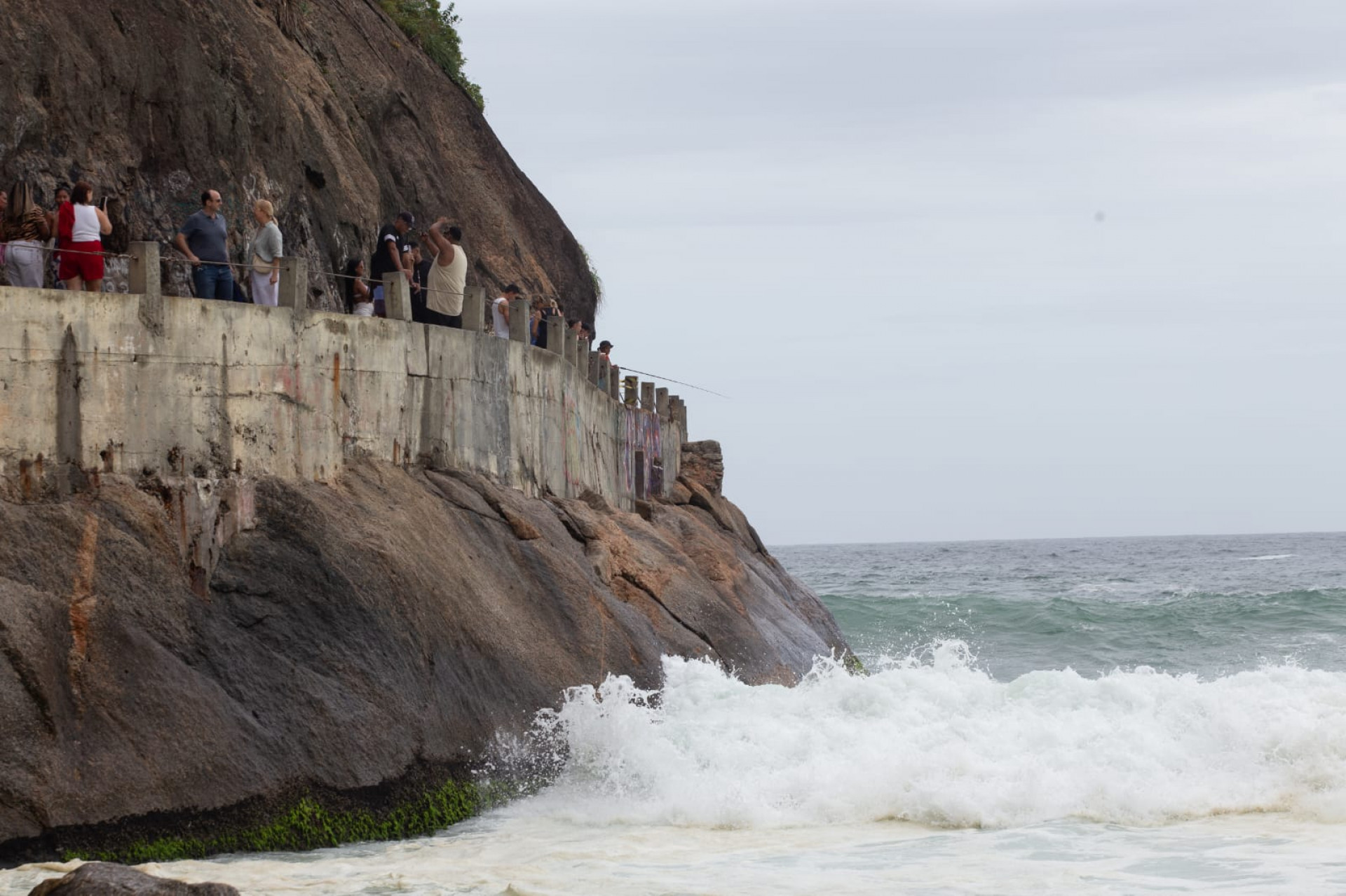 Populares e pescadores admiram as ondas na Mureta do Leme, nesta sexta-feira (10) - Érica Martin / Agência O Dia