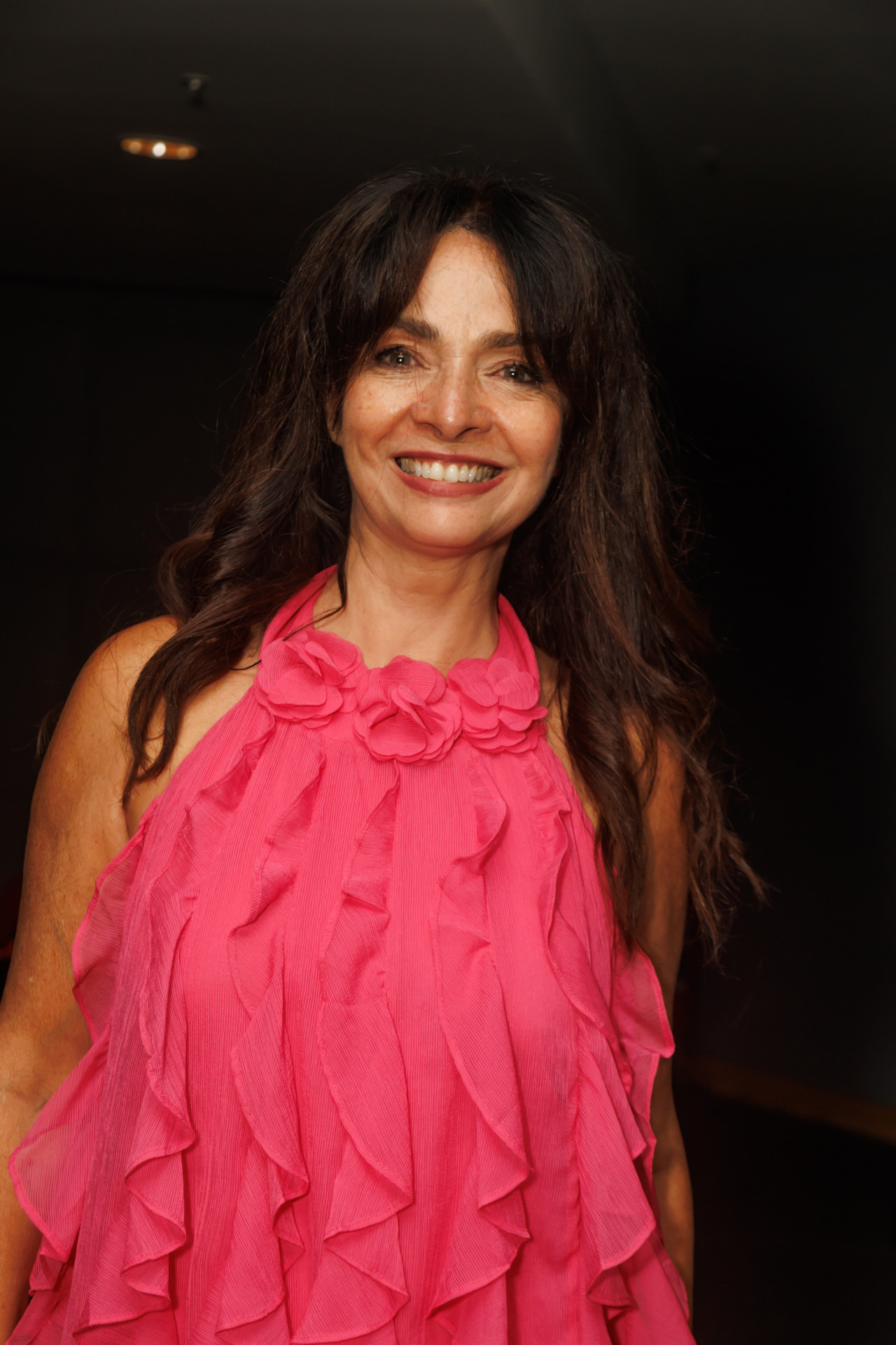 Claudia Ohana protagoniza momento raro ao posar com namorado em evento