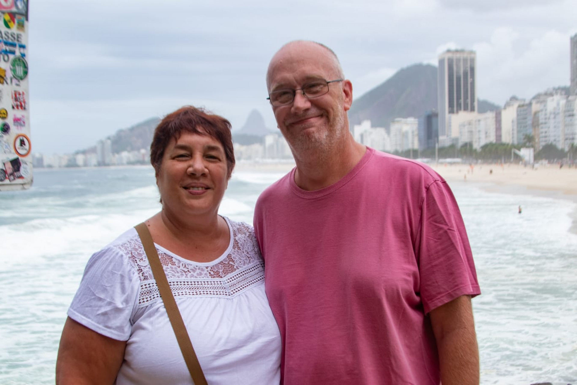 De férias, o casal argentino Paula Ortiz e Mário Garcia também esteve na Praia do Leme - Érica Martin / Agência O Dia