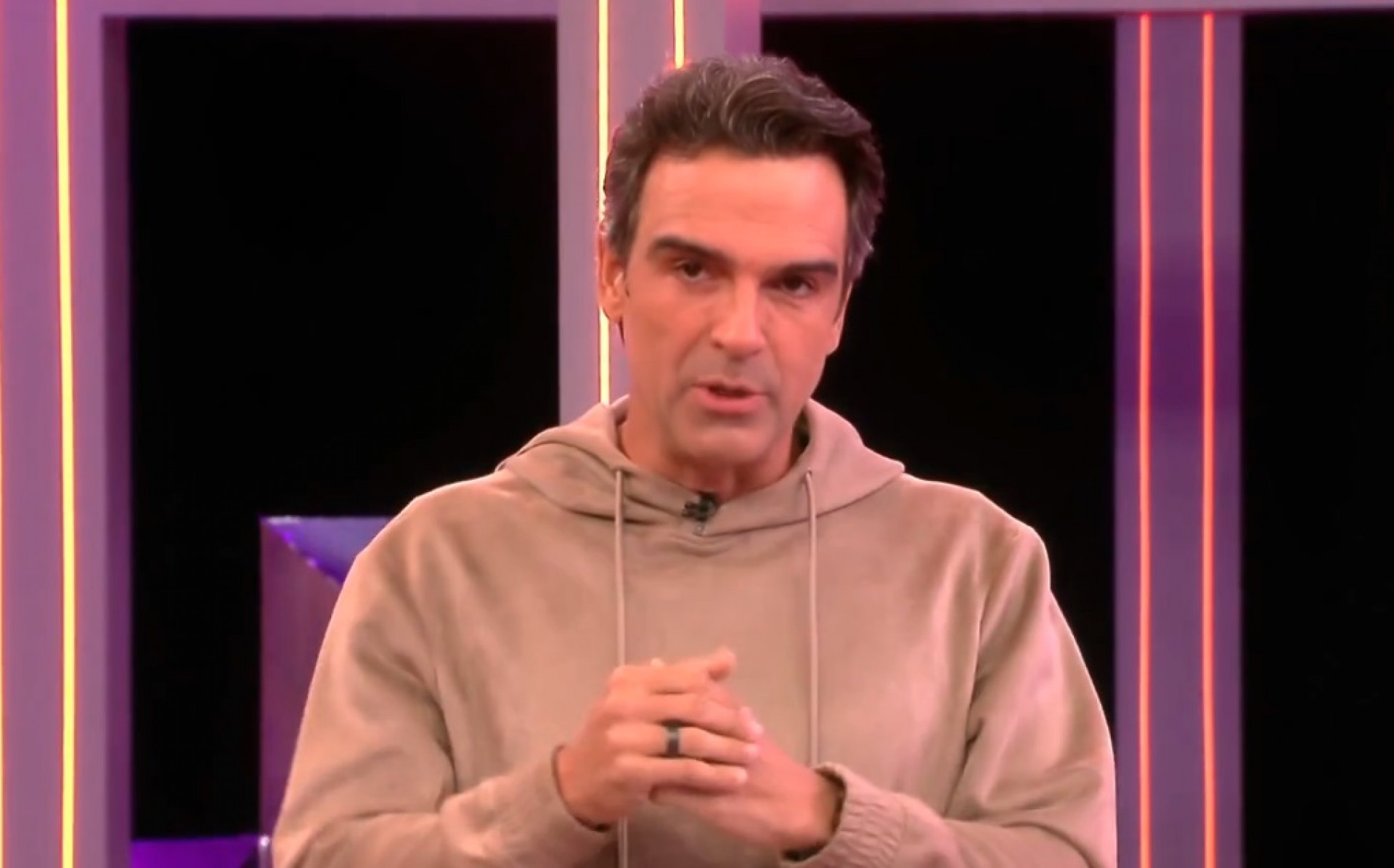  Tadeu Schmidt durante o 'BBB 26' ao vivo - Reprodução de vídeo / TV Globo