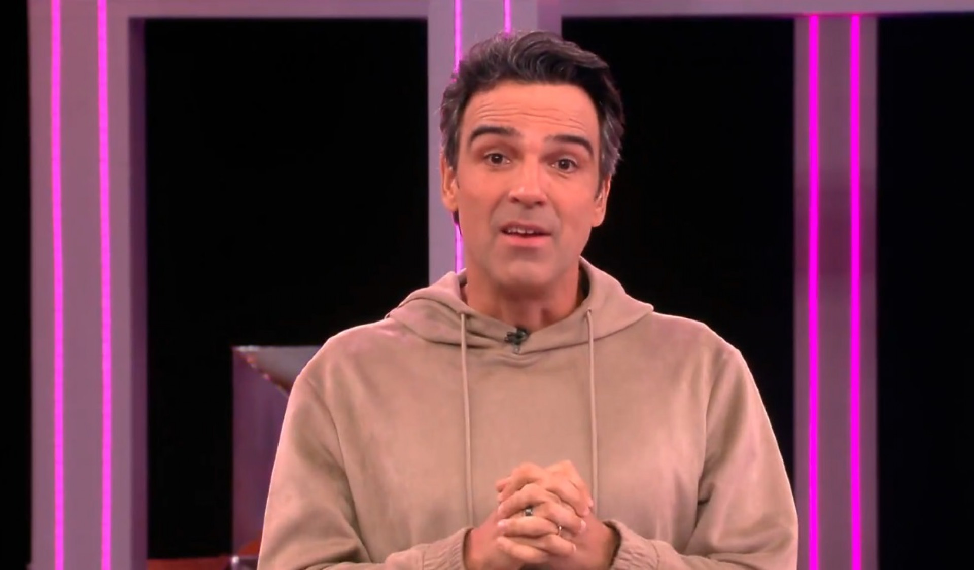  Tadeu Schmidt durante o 'BBB 26' ao vivo - Reprodução de vídeo / TV Globo