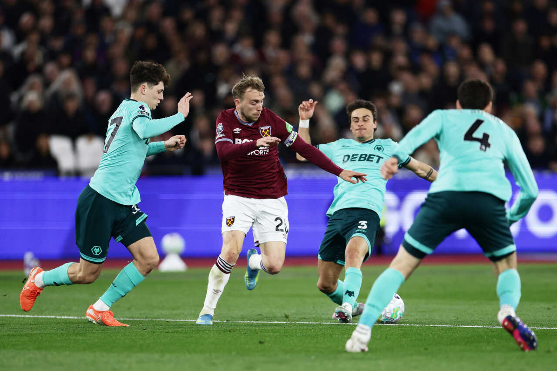 Alvo do Flamengo brilha, West Ham goleia e empurra o Tottenham para a zona na Premier League