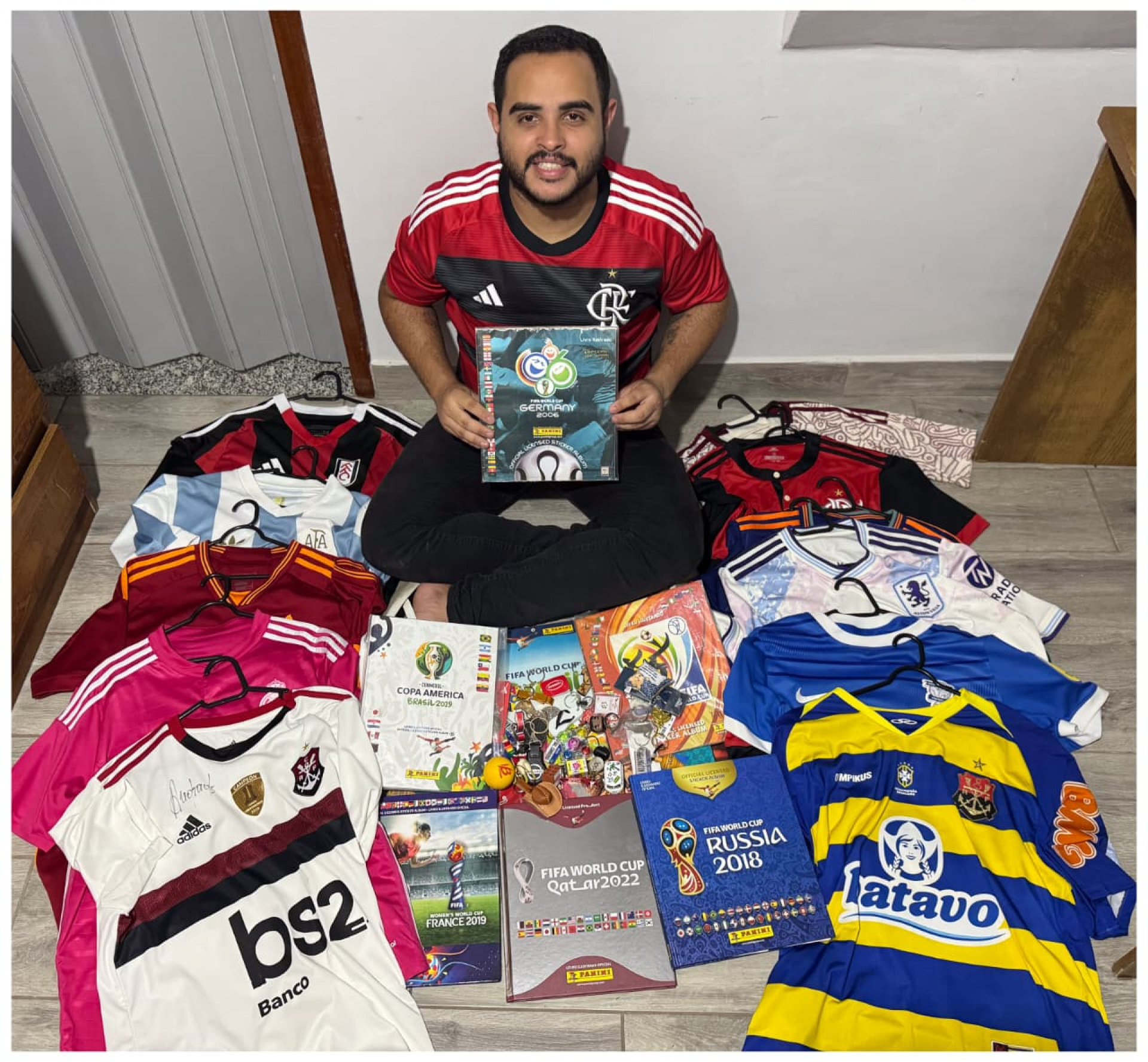 Wellington  coleciona álbum de figurinhas, camisas de time e chaveiros - Arquivo pessoal