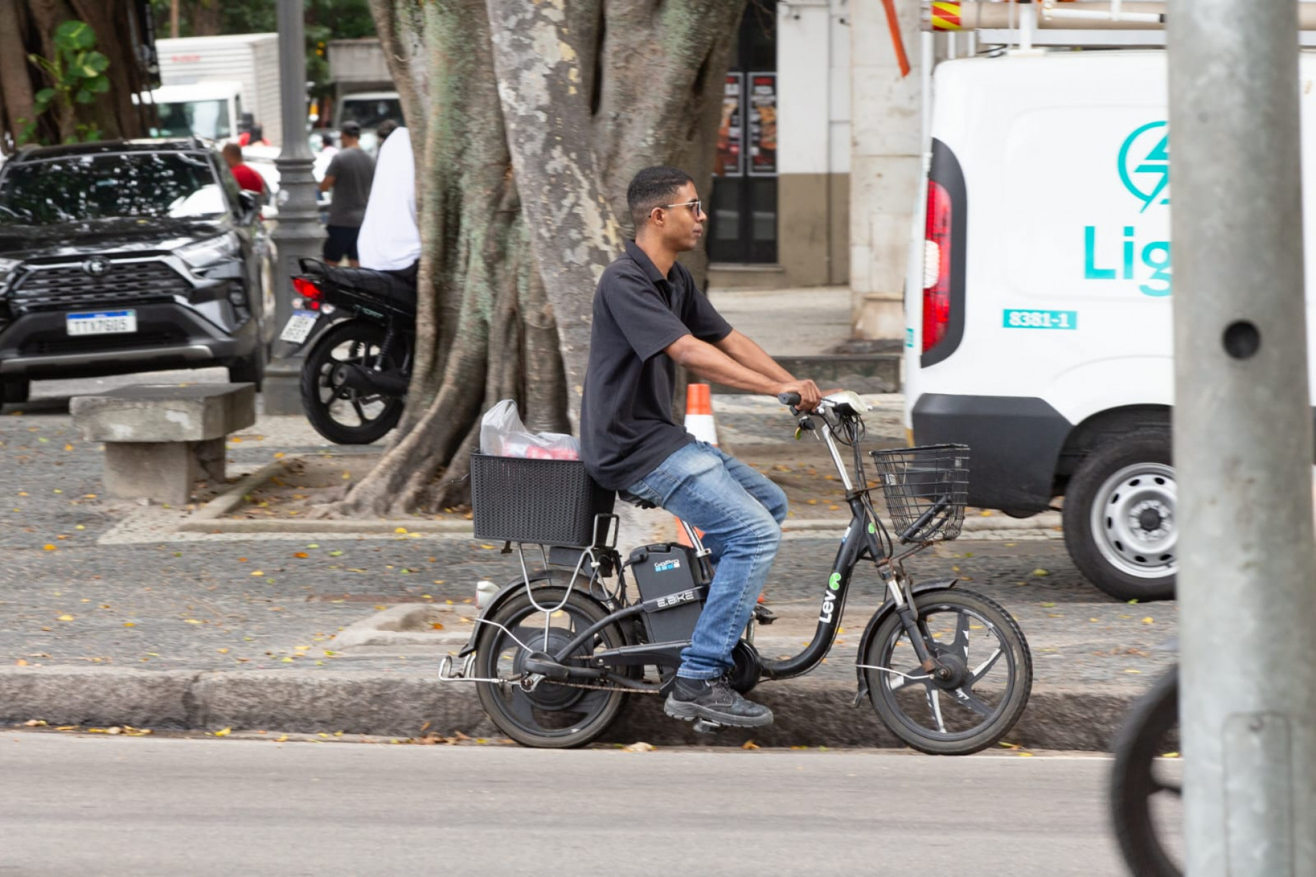 Entregadores relatam medo e incertezas com novas normas para ciclomotores e bicicletas