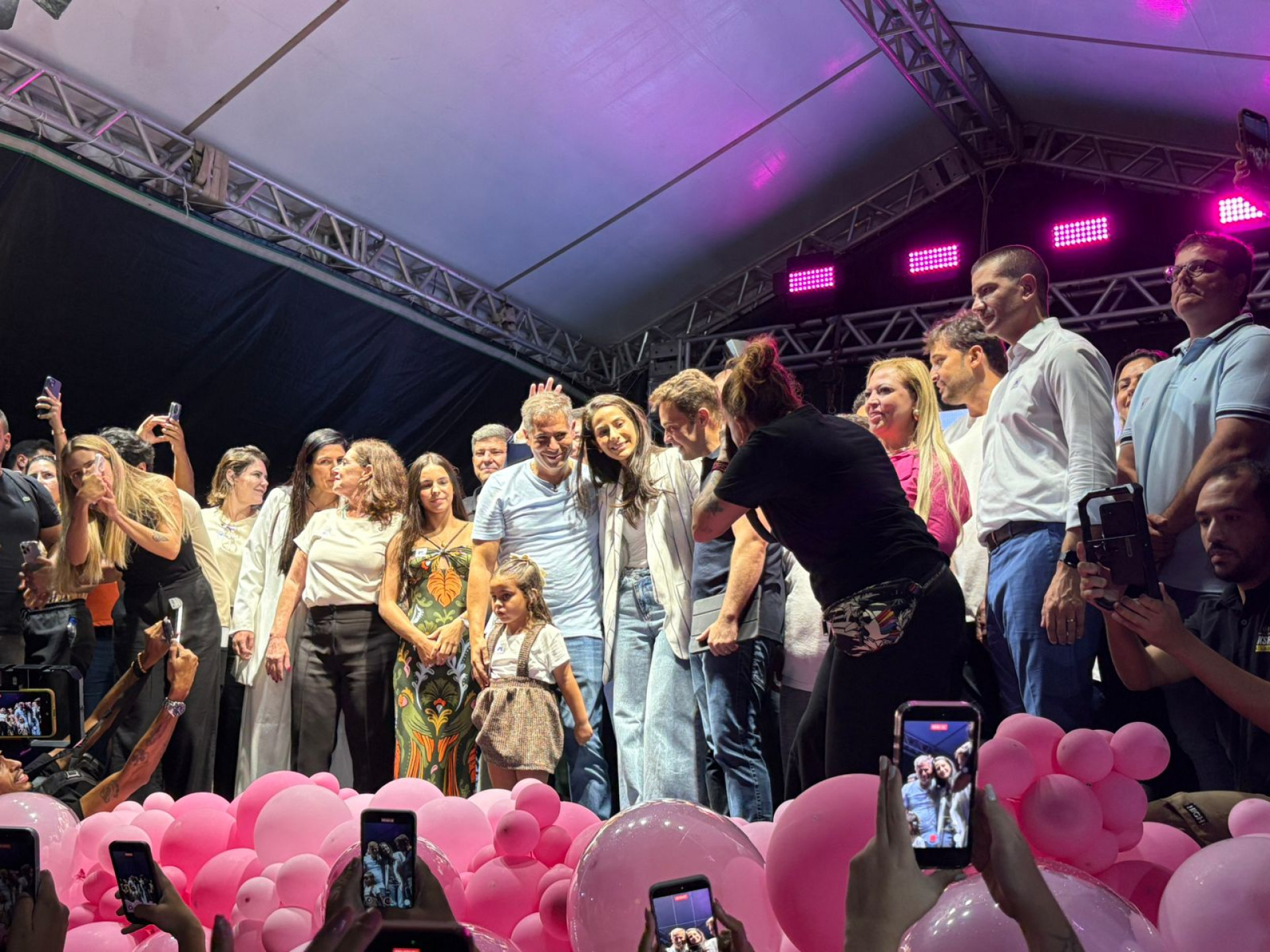 O ato refor&ccedil;ou a ascens&atilde;o pol&iacute;tica de Gabriela, que passa a ocupar posi&ccedil;&atilde;o estrat&eacute;gica no partido e amplia sua proje&ccedil;&atilde;o no cen&aacute;rio regional. - Reprodu&ccedil;&atilde;o/ RCFM