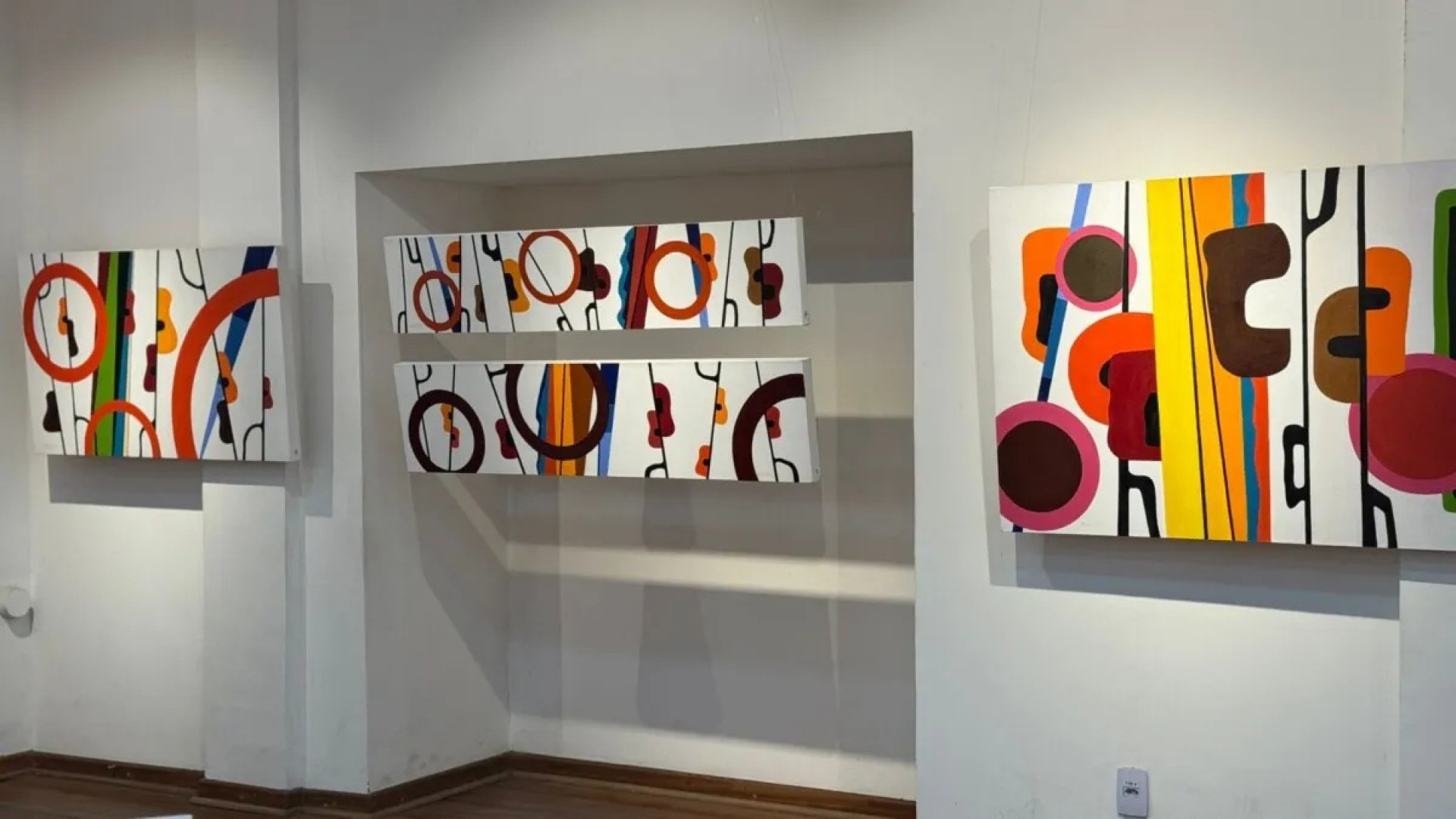 Salões do palácio recebem peças de forte apelo cromático e simbólico. - Reprodução/