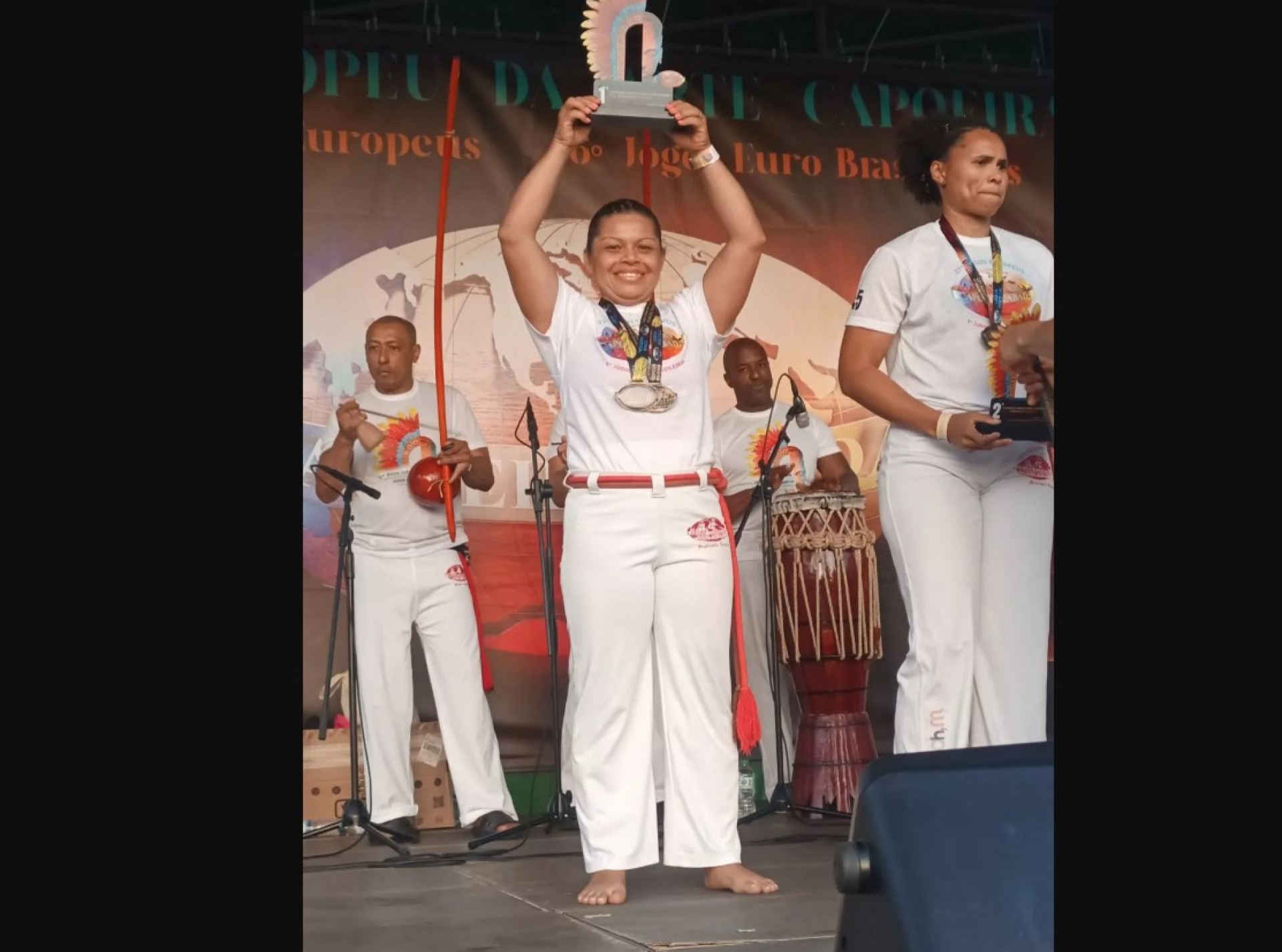 Sheila Nascimento, a Trakinas, comemora título europeu em sua categoria. - Reprodução/