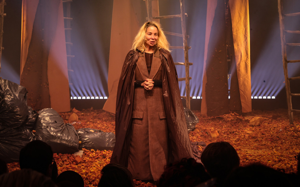 Danielle Winits estrela espetáculo \'Choque! Procurando Sinais de Vida Inteligente\'