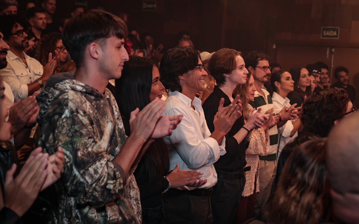 Danielle Winits recebe aplausos do marido, André Gonçalves, e dos filhos, Noah e Guy, em espetáculo