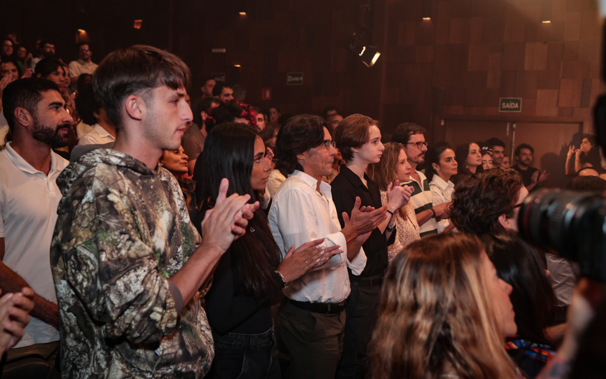 Danielle Winits é prestigiada por familiares