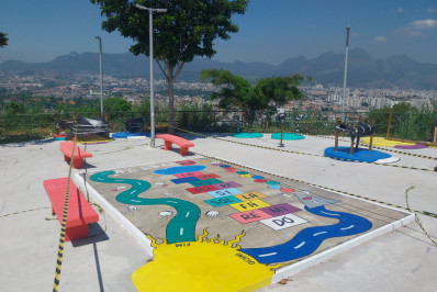 Moradores do Morro do Adeus, no Alemão, ganham novo espaço de lazer com quadra, capela e quiosques