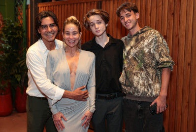 Danielle Winits recebe carinho do marido e filhos em espetáculo